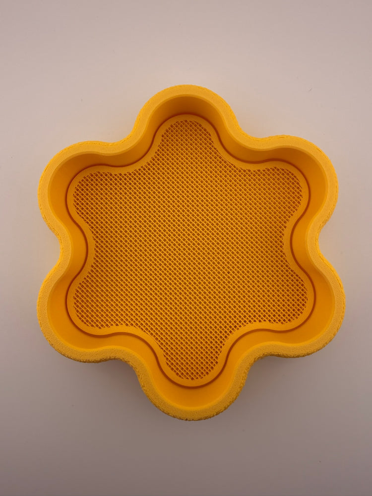 FLORA honey tray holding rings and keys