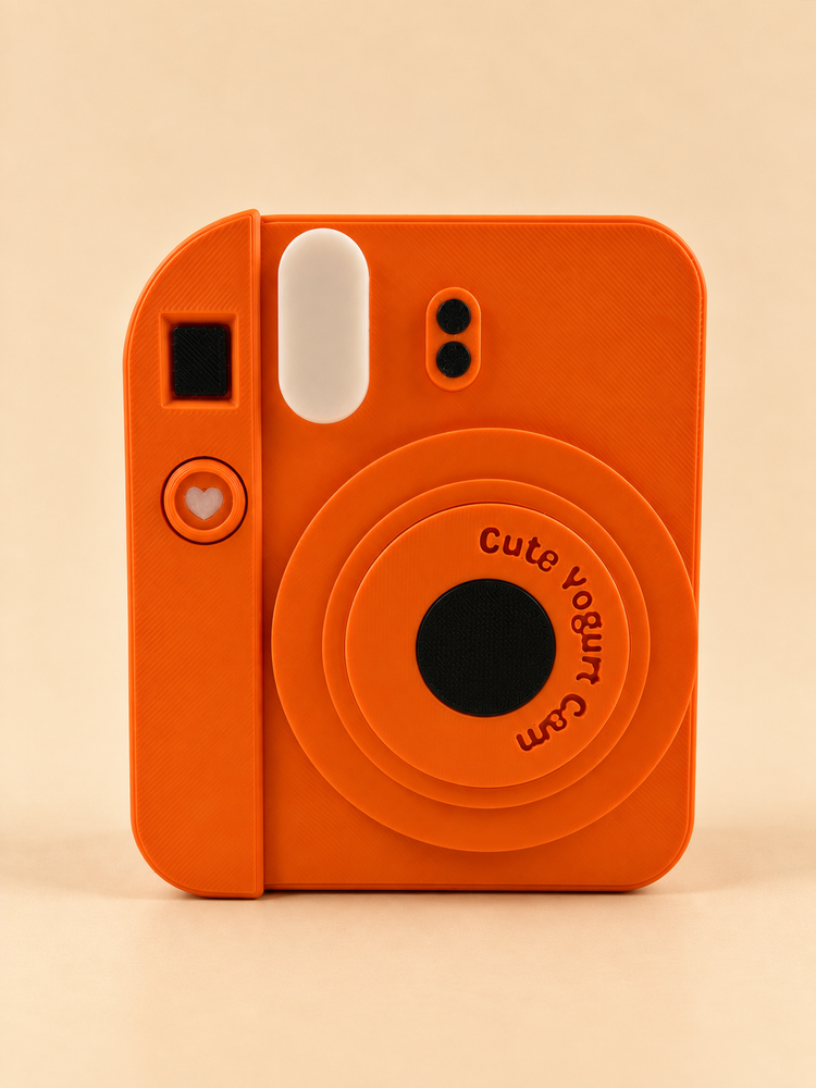 FLASH camera-shaped pen holder in tangerine on a desk