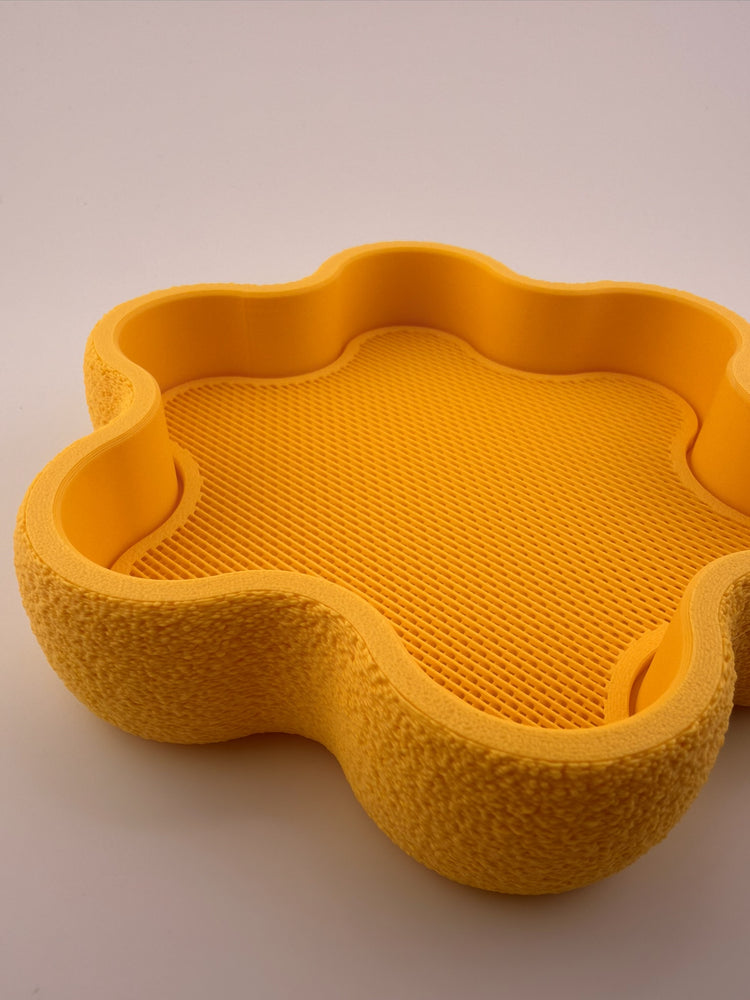 Close-up of the wavy rim of the FLORA honey tray