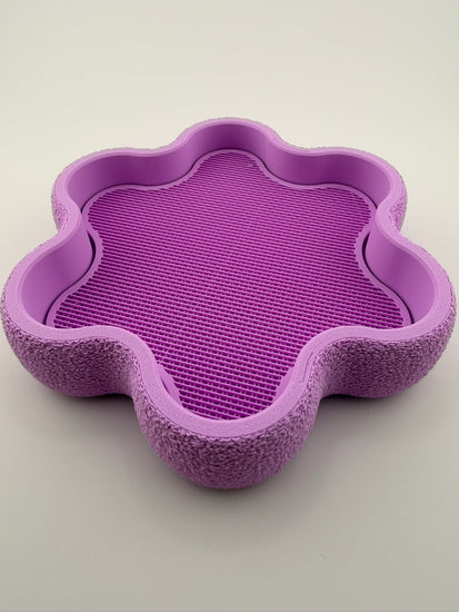 Close-up of the wavy rim of the FLORA wisteria tray