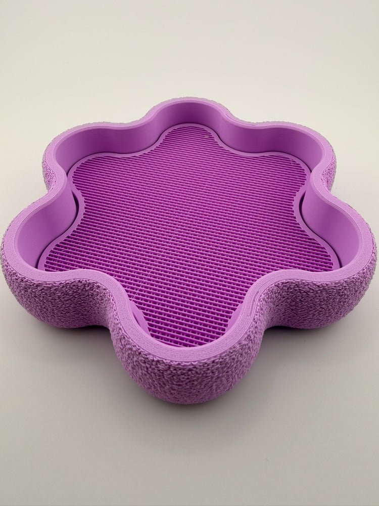 Close-up of the wavy rim of the FLORA wisteria tray