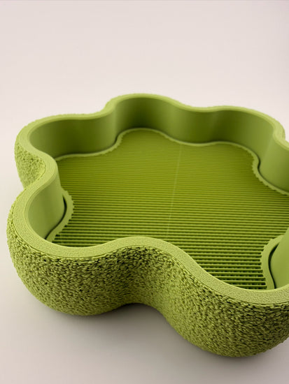 Close-up of the wavy rim of the FLORA matcha tray