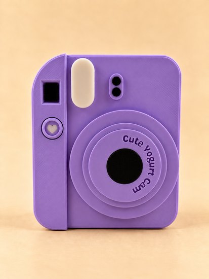 FLASH camera-shaped pen holder in lavender on a desk
